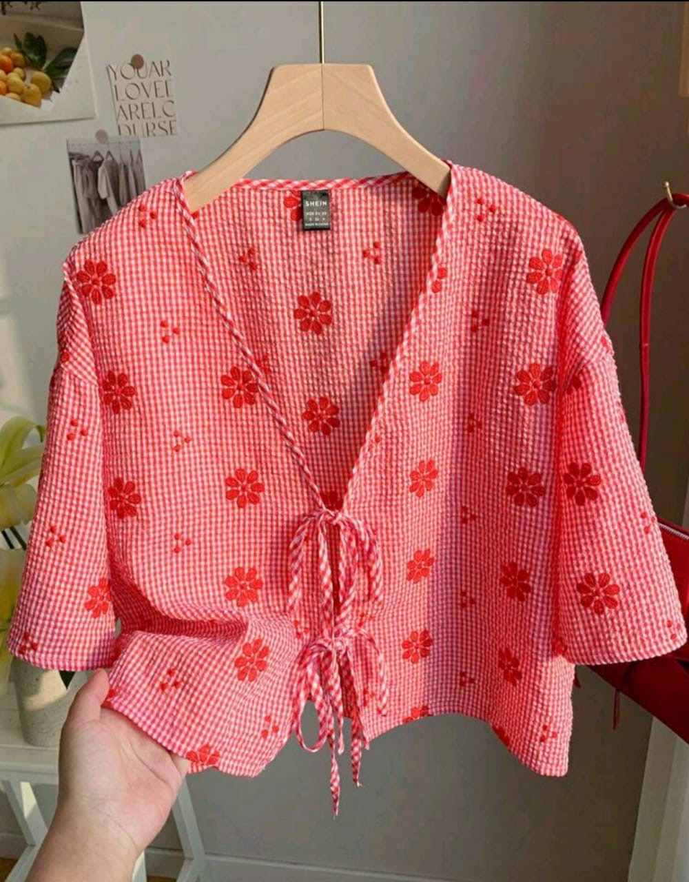 بلوزة نسائية